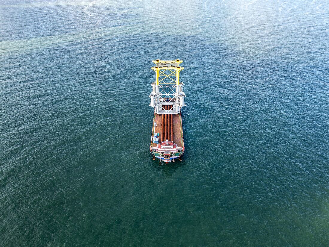 Offshore wind installation vessel